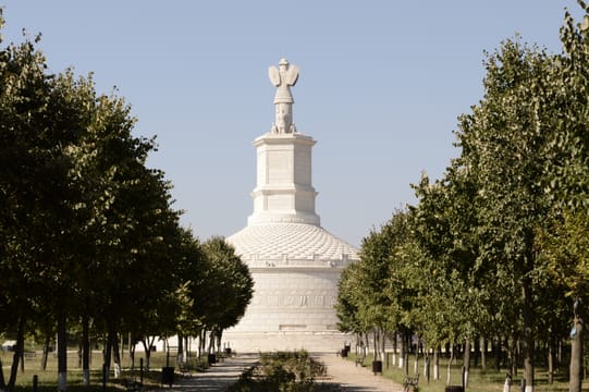 Le trophée de Trajan à Adamclisi, au bout de son allée d’arbres.