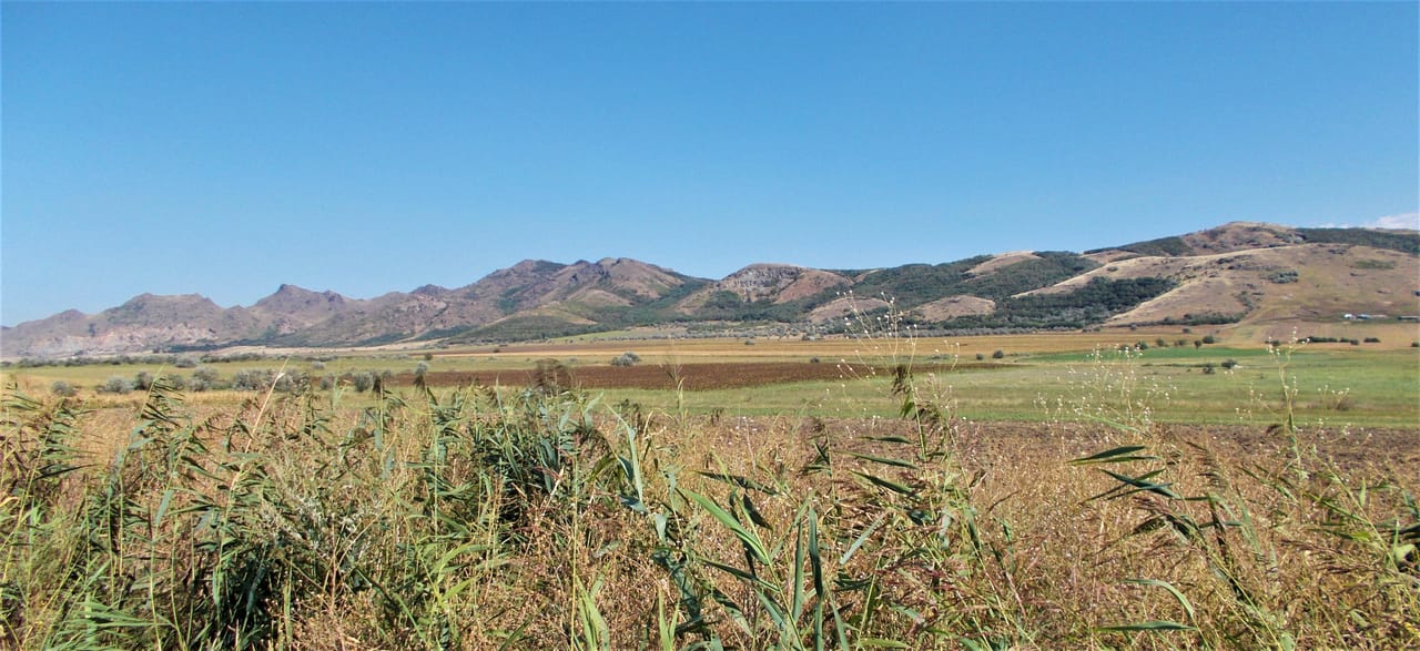 Les crêtes de granite des monts Măcin au-dessus de la steppe.