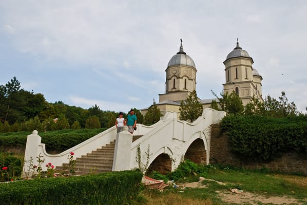 L’église et l’escalier blanc du monastère de Celic-Dere.