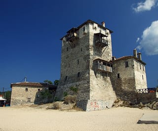 La tour byzantine d’Ouranoupoli et ses balcons de bois, au bord de la plage.