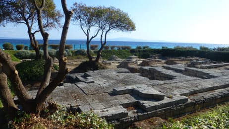 Les vestiges du sanctuaire de Zeus Ammon à Kallithea, sous les pins, face à la mer.