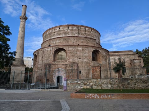 La Rotonde de Galère à Thessalonique, en brique romaine, avec son minaret ottoman.