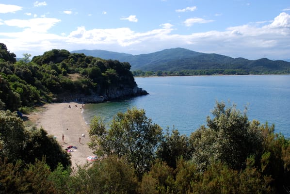 La crique sous l’antique Stagire, entre pinède et mer bleue.