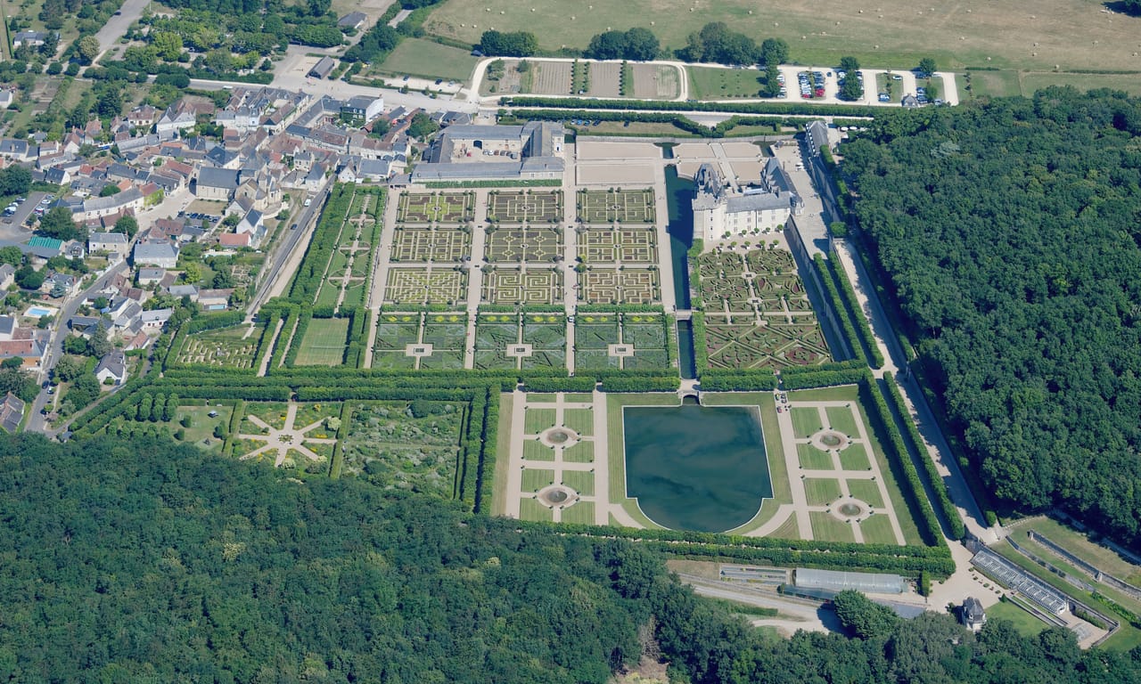 Villandry vu du ciel : le château et ses jardins en terrasses.
