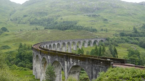 Le viaduc de Glenfinnan et ses arches, vu d’en haut.