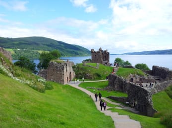 Les ruines d’Urquhart Castle au-dessus du Loch Ness.