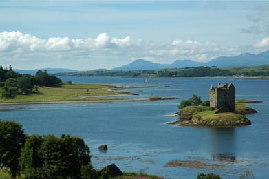Castle Stalker sur son îlot du Loch Laich.