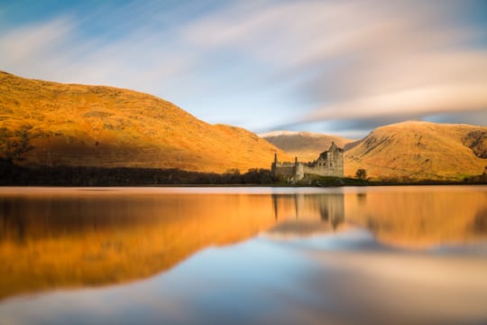 Kilchurn Castle au lever du soleil, au bout du Loch Awe.
