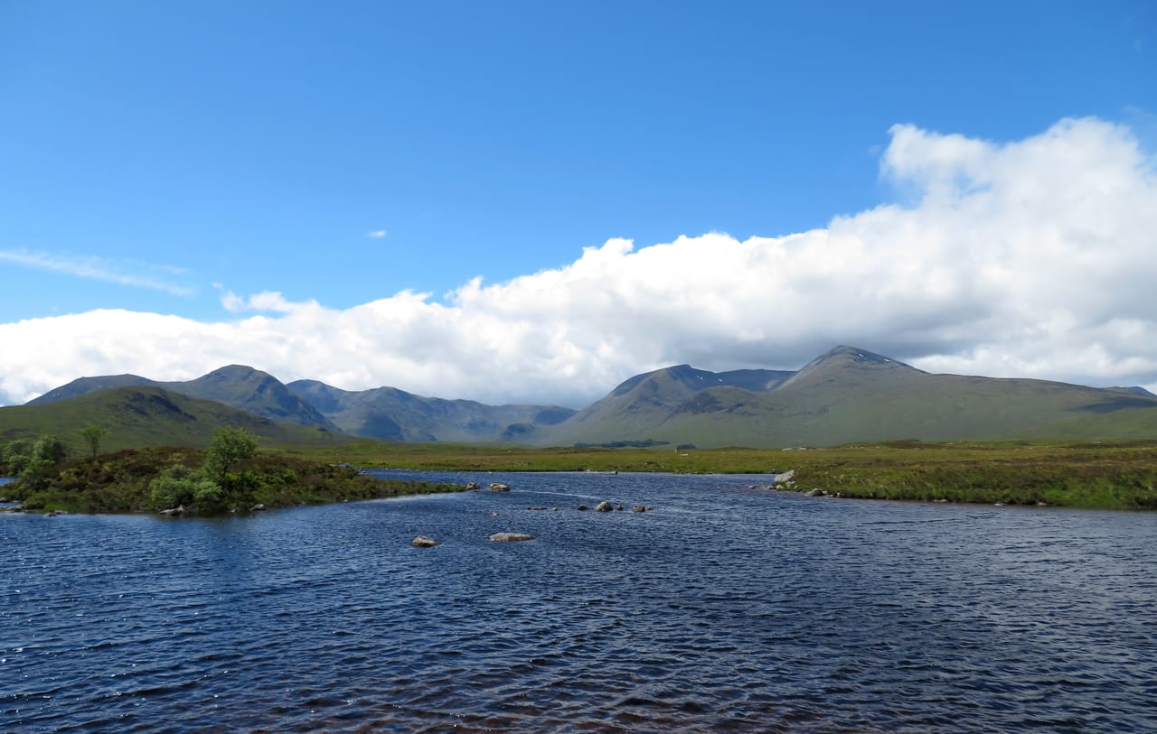 Lochan na h-Achlaise et ses rochers, sur le Rannoch Moor.
