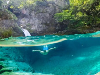 Le Blue Eye de Theth, une vasque turquoise au pied d’une petite cascade.