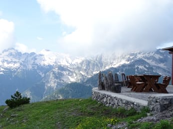 Les sommets encore enneigés, vus du col de Thorë au printemps.