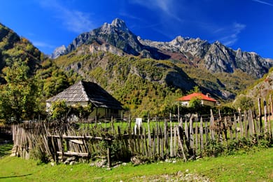Une maison traditionnelle de Valbona, sous les pics calcaires.