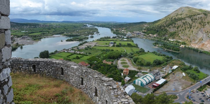 Les remparts de Rozafa au-dessus des rivières et de la plaine de Shkodër.