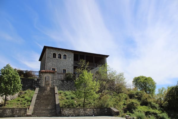 Une maison de pierre restaurée à Drisht, au pied de la colline du château.
