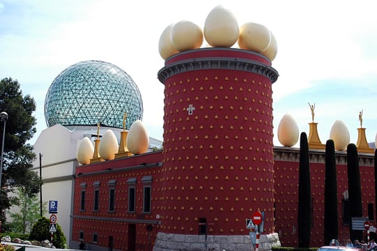 Le Théâtre-Musée Dalí, à Figueres, coiffé de ses œufs.