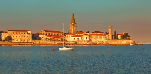 Poreč à l’aube, le campanile de la basilique euphrasienne au-dessus de la mer.