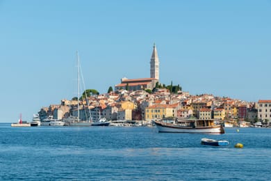 Rovinj et le campanile de Sainte-Euphémie au-dessus de ses maisons colorées et du port.