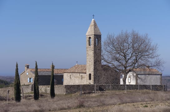 L’église Saint-Georges de Grožnjan, son campanile et ses cyprès, en haut du village.