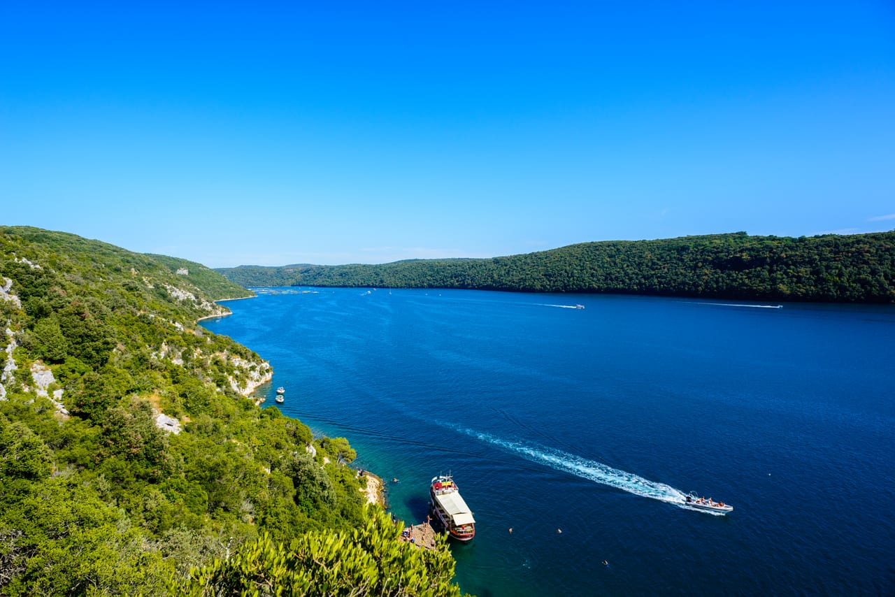 Le fjord de Lim, son eau bleu profond entre deux versants boisés.