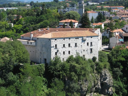 Le château de Pazin au bord de son gouffre.
