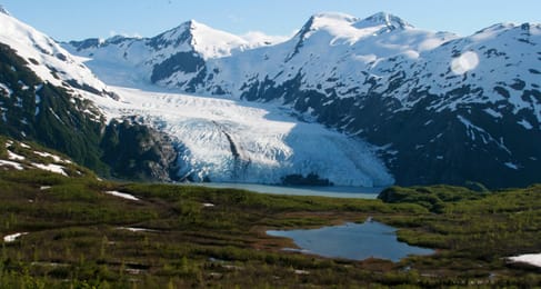 Le glacier Portage au-dessus de son lac, vu du sentier de Portage Pass, avec Divide Lake au premier plan.