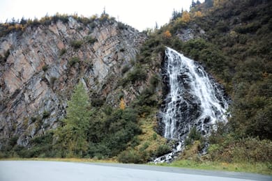 La Richardson Highway au pied des chutes Horsetail, dans le canyon Keystone.