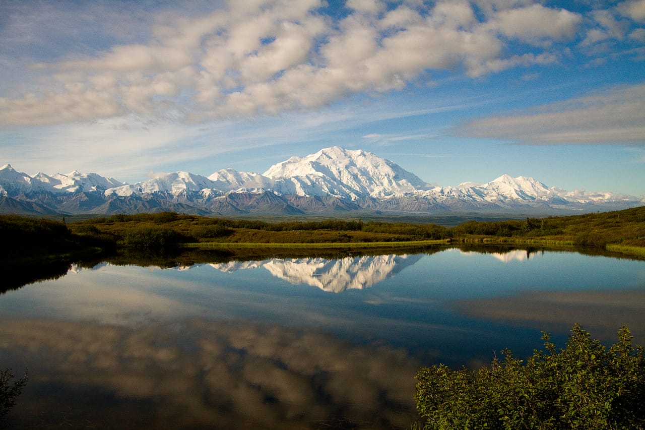 Le Denali et son reflet dans Reflection Pond, près de Wonder Lake, presque au bout de la route du parc.