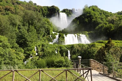 La cascade des Marmore et ses trois chutes.