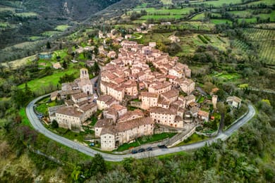 Vallo di Nera, village fortifié au-dessus de la Valnerina.