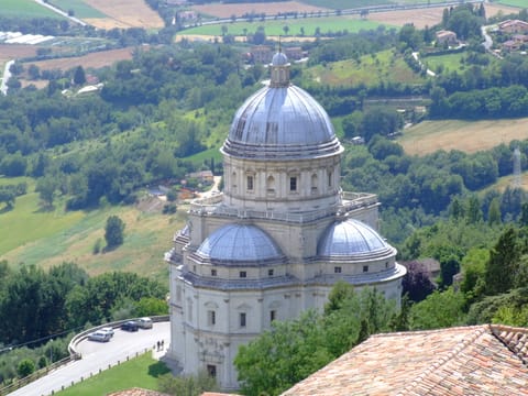 Santa Maria della Consolazione, au pied de Todi.