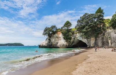 L’arche de Cathedral Cove et sa plage, au bord d’une eau turquoise.