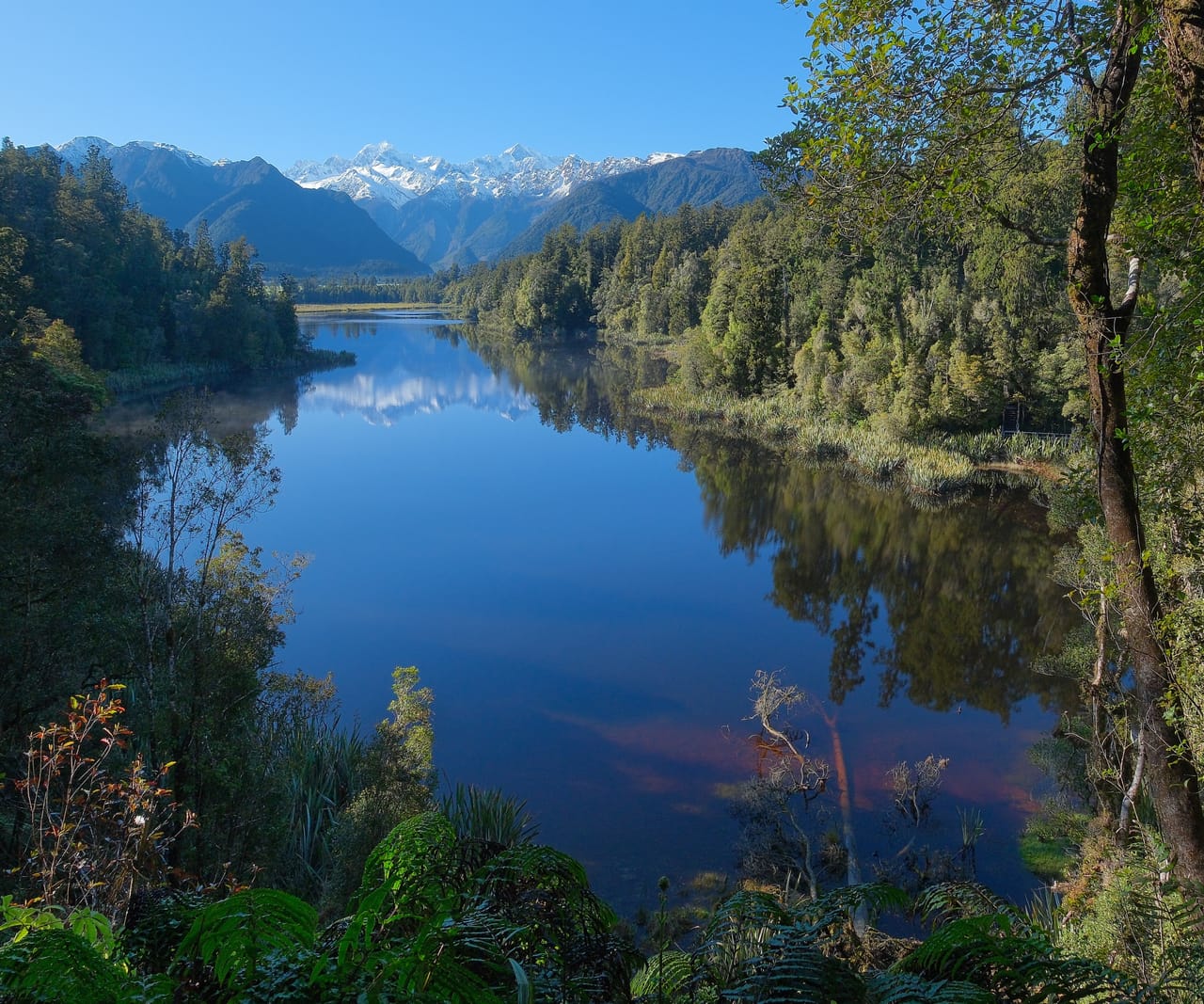 Le lac Matheson un matin calme, avec le mont Tasman et Aoraki / Mount Cook.