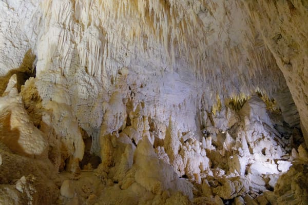 Stalactites et stalagmites dans une salle éclairée de la grotte de Ruakuri, à Waitomo.