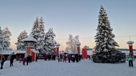 A aldeia do Pai Natal no círculo polar, coberta de neve.