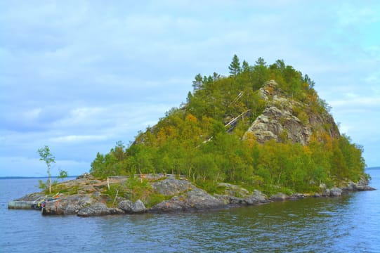 A ilha sagrada de Ukonsaari, um rochedo arborizado no lago Inari.