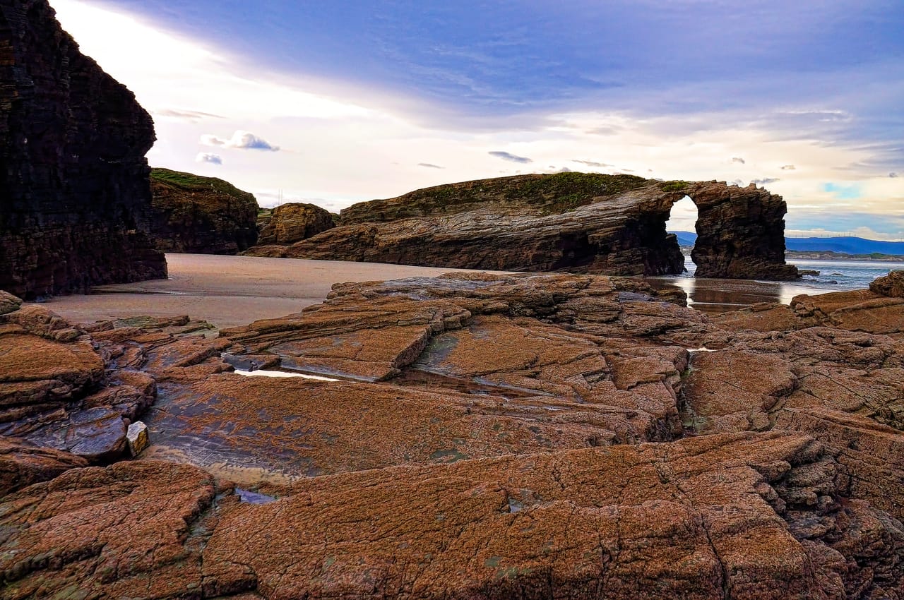 La plage des Cathédrales à marée basse.