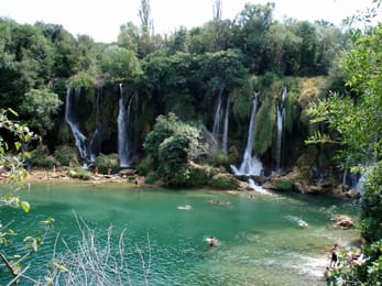Les chutes de Kravica et leur bassin, en été.