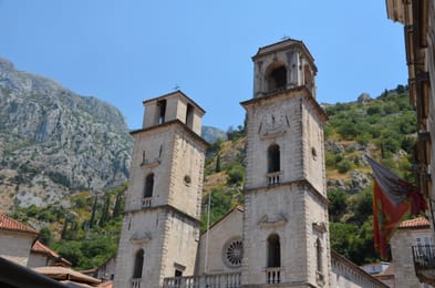 La cathédrale Saint-Tryphon de Kotor et ses deux clochers.