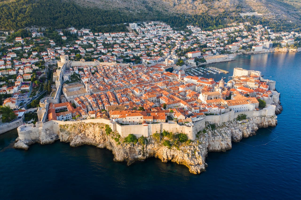 Dubrovnik vue du ciel : la vieille ville dans ses remparts, avancée dans l’Adriatique.