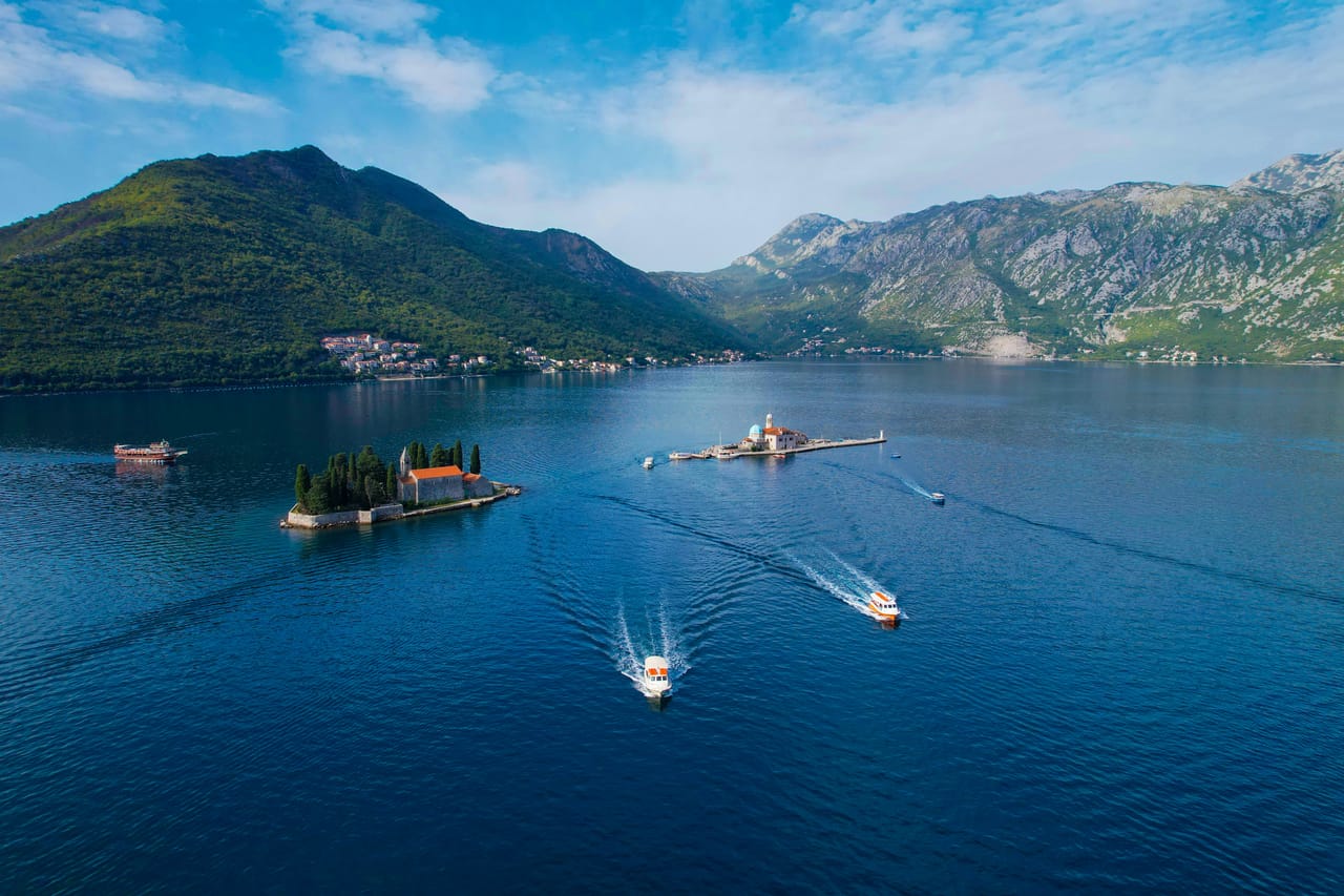 Les îlots de Saint-Georges et de Notre-Dame-du-Rocher dans la baie de Kotor, devant Perast.