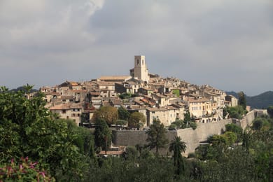 Saint-Paul-de-Vence derrière ses remparts.