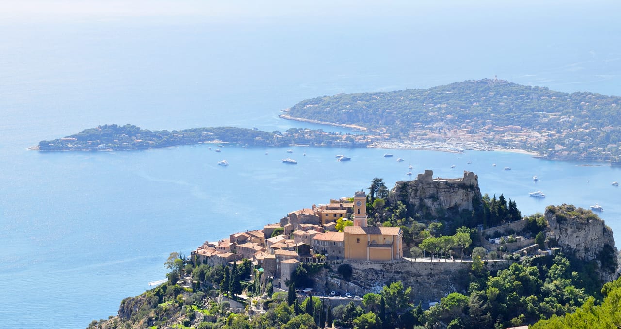 Èze sur son rocher, et le cap Ferrat au fond, vus de la Grande Corniche.