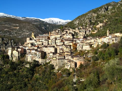 Saorge, étagé au-dessus des gorges de la Roya.