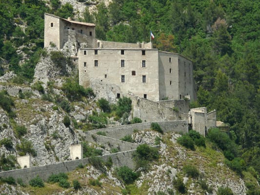 La citadelle d’Entrevaux, au bout de sa rampe en lacets.