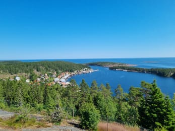 Le village de pêcheurs d’Ulvöhamn le long de son détroit, vu du Lotsberget.