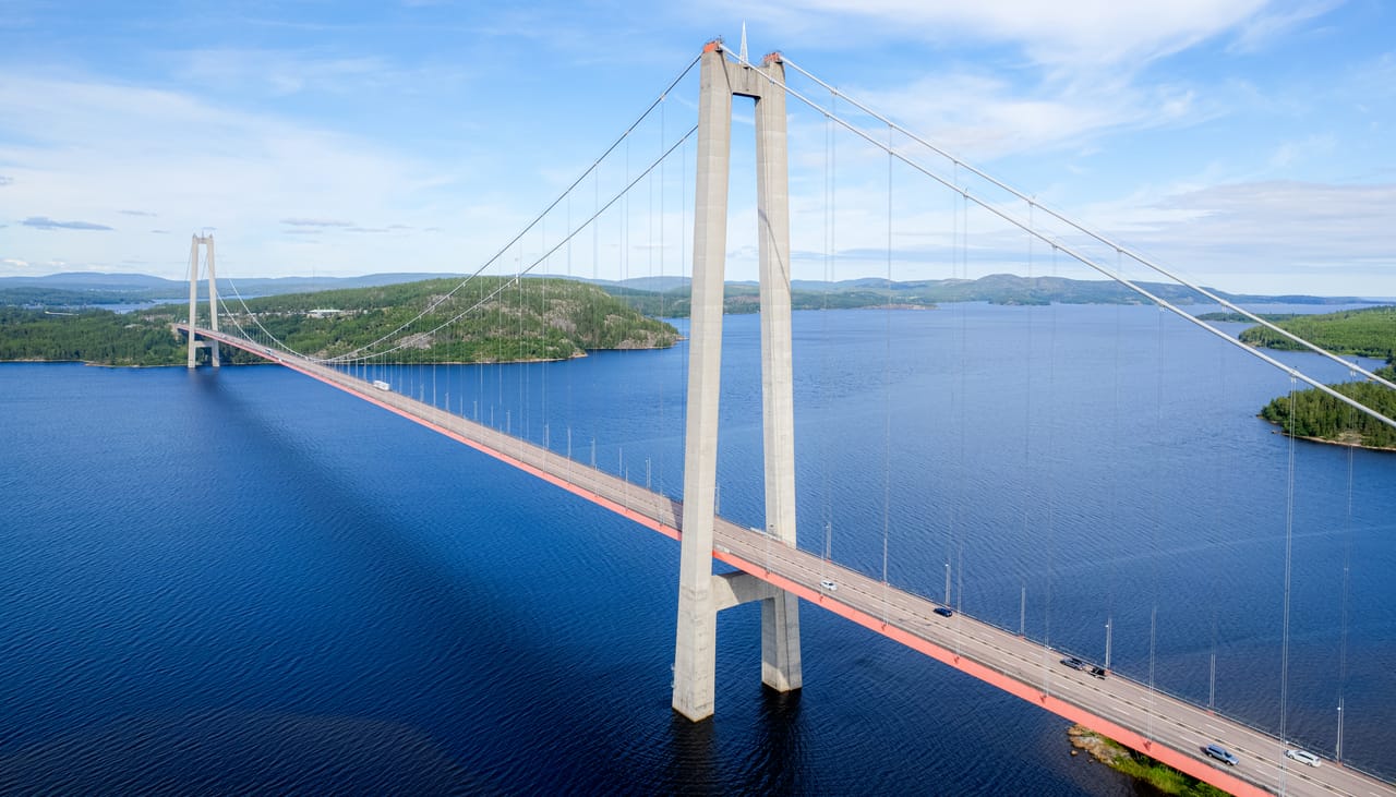 Le pont de la Haute Côte au-dessus de l’Ångermanälven, entre les collines boisées.