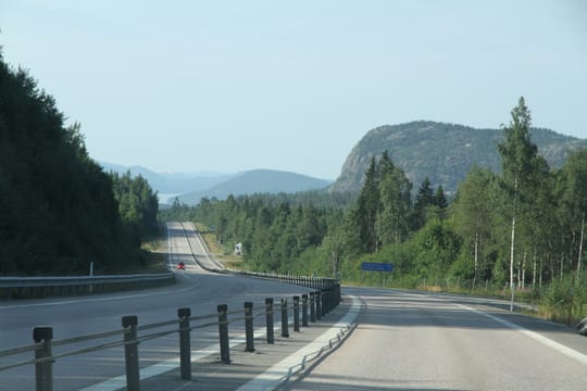 Le Skuleberget et sa paroi de granite, au bord de l’E4.