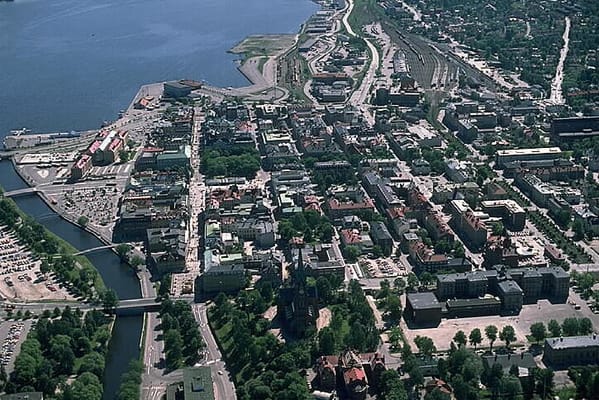 Sundsvall vue du ciel : les immeubles de pierre de Stenstan, entre la rivière et le port.