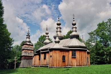 L’église de Turzańsk et son clocher séparé.