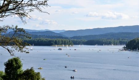 Des voiliers sur le lac de Solina, au large de Polańczyk.